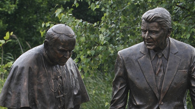 Souso Ronalda Reagana a papee Jana Pavla II. v gdaskm parku