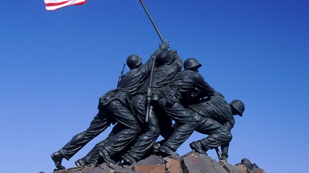 Skulptura podle slavn fotografie z ostrova Iwodima stoj u hbitova Arlington v americkm Washingtonu