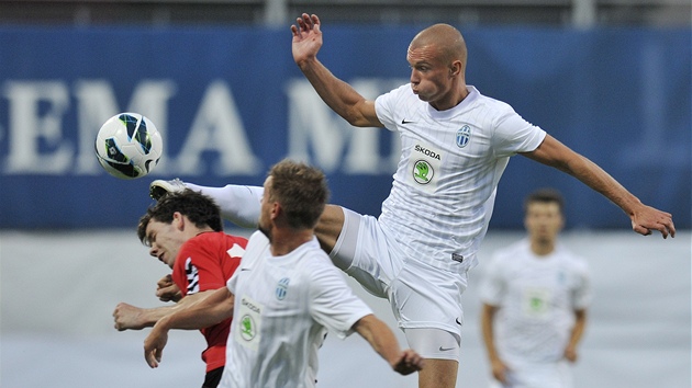 KARATE VE FOTBALE. Hodn tvrd zkrok pevedl boleslavsk tonk Martin Nepor v zpase druhho pedkola Evropsk ligy proti Akureyri. Ingi Freyr Hilmarsson z islandskho tmu ml po nm krvavou rnu na hlav.