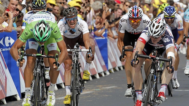 BITVA SPURTR. Nmec Andr Greipel (vpravo) tsn ped slovenskm cyklistou Peterem Saganem.