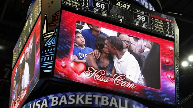PREZIDENTSK POLIBEK. Barack Obama byl kamerami vyzvn, aby bhem basketbalovho utkn USA - Brazlie ped celou halou polbil svou manelku Michelle. 