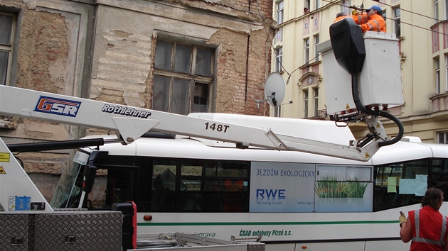 Na kiovatce Kopernkovy a Bendovy ulice idika Peugeotu 307 nabourala dal osobn auto a autobus. Ten jet narazil do domu a poniil trolejov veden. Hned po nehod ho technici opravili.