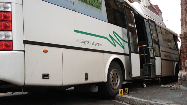 Na kiovatce Kopernkovy a Bendovy ulice idika Peugeotu 307 nabourala dal osobn auto a autobus. Ten jet narazil do domu a poniil trolejov veden. 