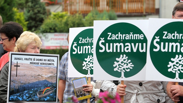 Pznivci ekologickho hnut Duha uspodali v Hlubok nad Vltavou demonstraci ped vyhlenou restaurac Hubert. Jako protipl demonstrovali na chodnku pes ulici pznivci hnut Zachrame umavu.