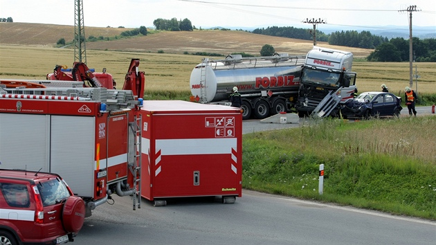 Srka ty osobnch automobil a cisterny u Letkova.