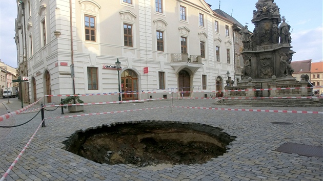 V ultysov ulici v Kutn Hoe se propadla zem.