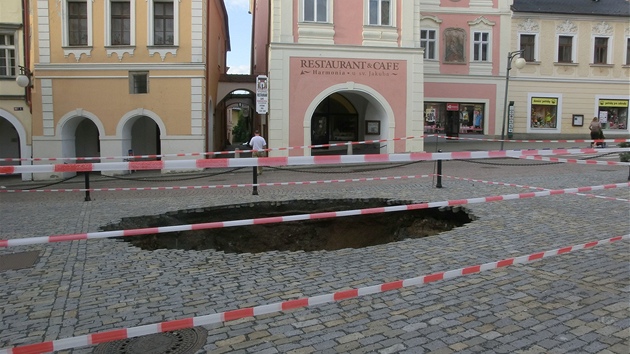 V ultysov ulici v Kutn Hoe se propadla zem.