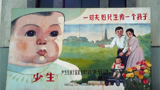 Billboard čínské vlády, na kterém propaguje svou politiku jednoho dítěte v Billboard čínské vlády, na kterém propaguje svou politiku jednoho dítěte v