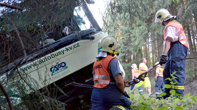 Hasii zajistili autobus proti pádu ze srázu a asistovali pi vyprotní.