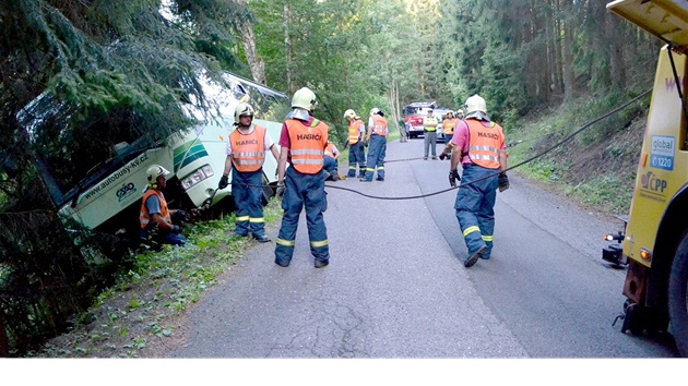 Hasii zajistili autobus proti pádu ze srázu a asistovali pi vyprotní.