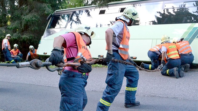 Hasii zajistili autobus proti pádu ze srázu a asistovali pi vyprotní.