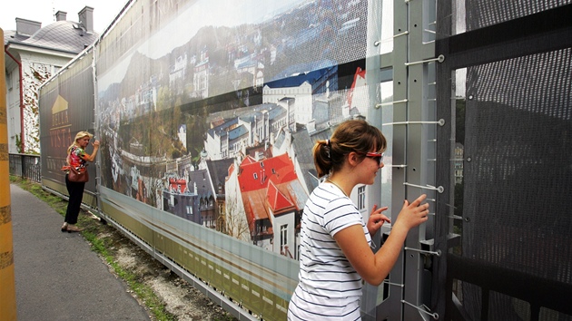 Bilboard v ulici Na Vyhldce zastnil krsnou vyhldku na dol Karlovch Var panoramatickou fotografi krsn vyhldky s reklamou na krsnou vyhldku z Krsn Vyhldky (Bella Vista).