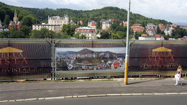 Bilboard v ulici Na Vyhldce zastnil krsnou vyhldku na dol Karlovch Var panoramatickou fotografi krsn vyhldky s reklamou na krsnou vyhldku z Krsn Vyhldky (Bella Vista).