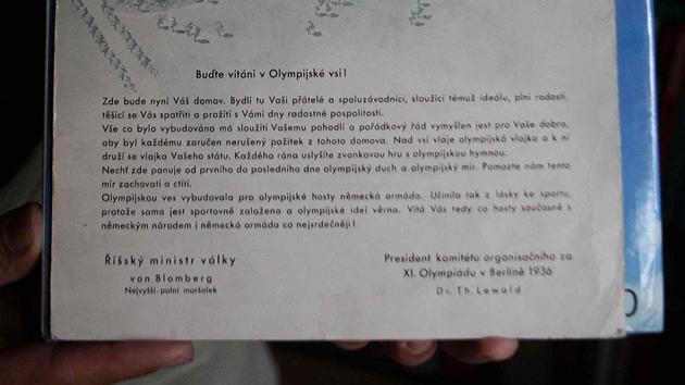 Uniktn listina. Dokument, kterm zstupci Nmecka vtali v roce 1936 eskoslovensk sportovce v olympijsk vesnice, je z druh strany podepsan dvaaticeti spnmi sportovci vetn Jesseho Owense.