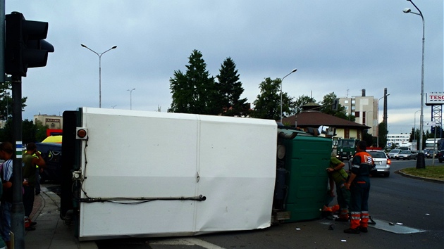 Osobn auto ujdlo ped polici a vjelo do kiovatky. Zde narazilo do nkolikatunovho zametacho vozu, kter se pi srce pevrtil.