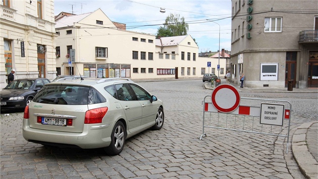 Kvli pestavb kiovatky ulic Na Stelnici, Dobrovskho a Studentsk na kruhovou byly uzaveny i nkter dal ulice v centru Olomouce. Na snmku zkaz vjezdu ze Zmenick do Sokolsk ulice.