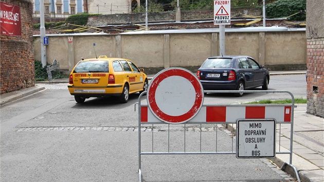 Kvli pestavb kiovatky ulic Na Stelnici, Dobrovskho a Studentsk na kruhovou byly uzaveny i nkter dal ulice v centru Olomouce. Lid mnohde zkazy poruuj.