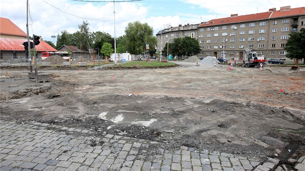 Kvli pestavb kiovatky ulic Na Stelnici, Dobrovskho a Studentsk na kruhovou byly uzaveny i nkter dal ulice v centru Olomouce. Souasn pohled na kiovatku z ulice Zmenick.