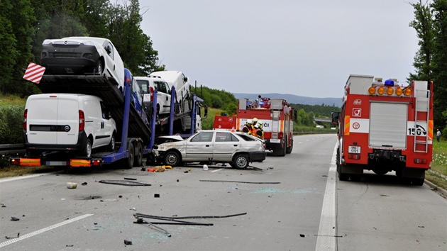 Na rychlostn silnici R35 narazilo u Velkho Tnce na Olomoucku osobn auto do nvsu kamionu. Pi tom z nj oknem vyltlo dt. Do nemocnice ho pot transportoval vrtulnk.