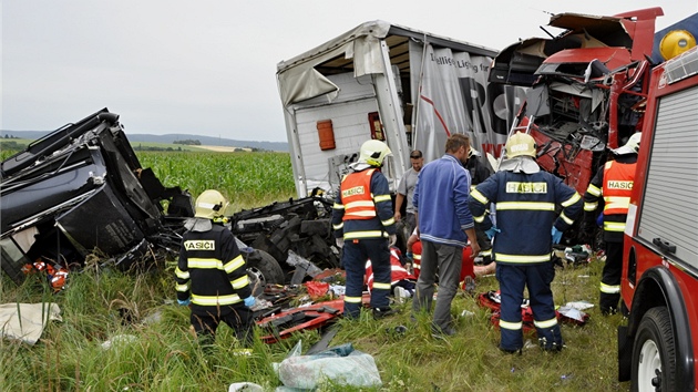 Vn nehoda nedaleko Lipnku nad Bevou, pi kter se eln srazily dva kamiony. idi jednoho z nich utrpl velmi vn porann nohou.