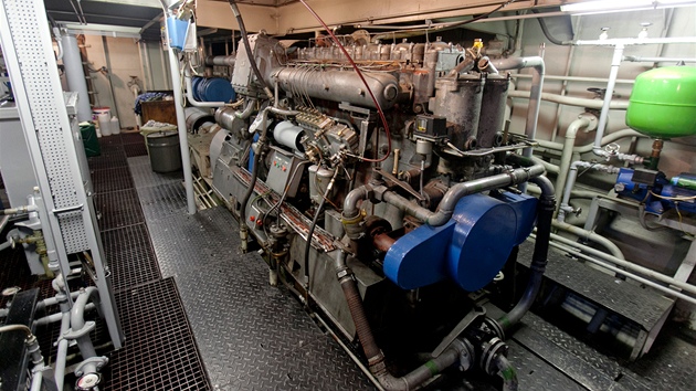 Po Vltavě pluje vyměřovací loď Valentýna II. Pomocí sonaru měří dno řeky (12. července 2012, Praha).