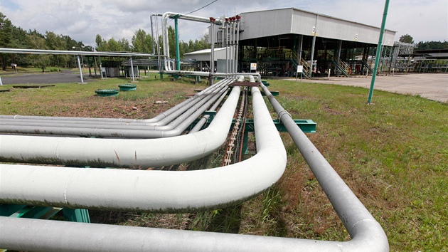 erpac stanice pro nklad kamion v podniku epro, kter spravuje produkty a produktovody z ropy (18. ervenca 2012, Praha)