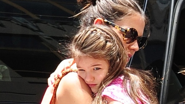 Pestoe Suri Cruisov u bylo 6 let, matka Katie Holmesov ji pod nos na rukou (New York, 5. ervence 2012).