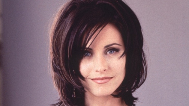 Courteney Coxov jako Monica Gellerov v serilu Ptel v roce 1995, kdy j bylo 31 let. 
