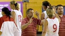 Trenér českých basketbalistek Lubor Blažek (uprostřed) blahopřeje svému týmu k Trenér českých basketbalistek Lubor Blažek (uprostřed) blahopřeje svému týmu k