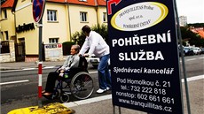 Reklama na pohřební službu před nemocnicí Motol Reklama na pohřební službu před nemocnicí Motol