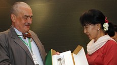 Český ministr zahraničí Karel Schwarzenberg předal barmské poslankyni Do Aun Český ministr zahraničí Karel Schwarzenberg předal barmské poslankyni Do Aun