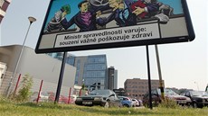 Billboard sdruení rozhodc ped Justiním areálem v Brn