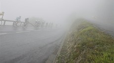 cyklistický peloton v prbhu 17. etapy Tour de France