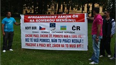 Demonstrace se s transparenty úastnili i Romové.