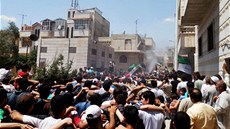 Amatérský snímek, na kterém je demonstrace v Hamá (6. ervence 2012)