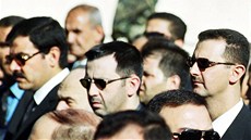 Ásif aukat (vlevo) na snímku se syrským prezidentem Baárem Asadem (zcela v