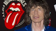 Mick Jagger u loga, které pipomíná 50 let spoleného hraní kapely Rolling...