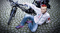 Redaktor MF DNES Tomáš Poláček vyráží na elektrokole do olympijského Londýna. Redaktor MF DNES Tomáš Poláček vyráží na elektrokole do olympijského Londýna.