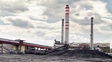 Zásoba uhlí u elektrárny v Opatovicích nad Labem (26. ervna 2012)