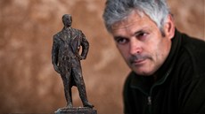 Socha Petr Novák z Jarome s modelem návrhu na sochu starosty Ulricha.