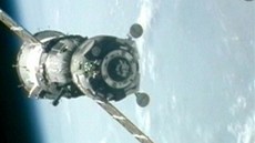 Sojuz s tříčlennou posádkou zakotvil u ISS Sojuz s tříčlennou posádkou zakotvil u ISS