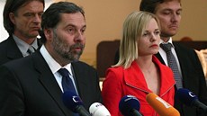 Blokovat církevní restituce se po ČSSD a komunistech rozhodly i Věci veřejné. Blokovat církevní restituce se po ČSSD a komunistech rozhodly i Věci veřejné.