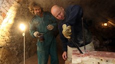 Lukáš Gavlovský s Romanem Švejdou opravují voskové srdce Václava Havla ve Lukáš Gavlovský s Romanem Švejdou opravují voskové srdce Václava Havla ve