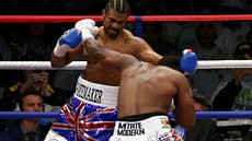 TUMÁ. David Haye (vlevo) si vymuje údery s Dereckem Chisorou. 