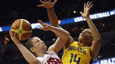 Americká basketbalistka Lindsay Whalenová  se pokouí vystelit pes Brazilku