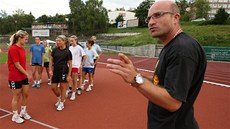 Trenér Jan Salač s házenkářkami Zlína na začátku letní přípravy Trenér Jan Salač s házenkářkami Zlína na začátku letní přípravy