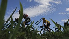 Cyklista Bradley Wiggins si ve 12. etap Tour de France udrel lutý dres.