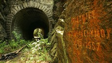 Tunel na zrušené bývalé železniční trati z Jáchymova do Ostrova, v místech, Tunel na zrušené bývalé železniční trati z Jáchymova do Ostrova, v místech,