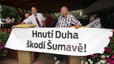 Píznivci ekologického hnutí Duha uspoádali v Hluboké nad Vltavou demonstraci...