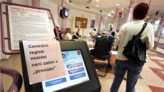 Proklínaný registr vozidel už se sice rozběhl, řidiče ale nyní odrazují dlouhé Proklínaný registr vozidel už se sice rozběhl, řidiče ale nyní odrazují dlouhé